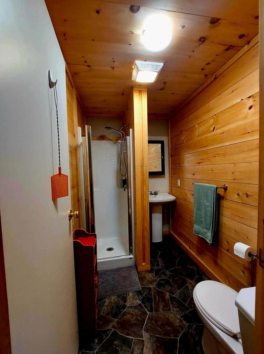 Earthquest Lodge Port Burwell Extérieur photo